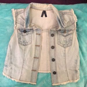 Cropped, no sleeve jean jacket